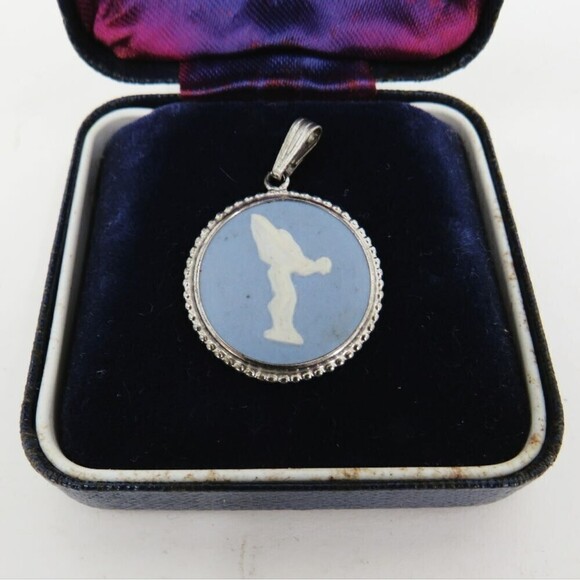Wedgwood Vintage Rolls Royce Spirit of Ecstacy Blue Jasperware Cameo Pendant - Picture 11 of 11